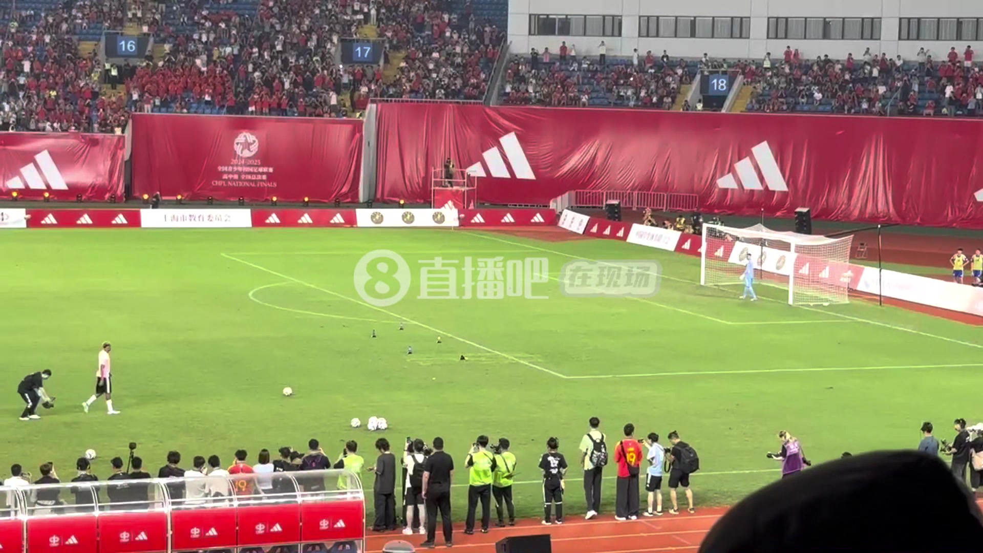 九游娱乐官网-给面😁36岁王大雷扑救17岁亚马尔👈亚马尔采访稍后带来