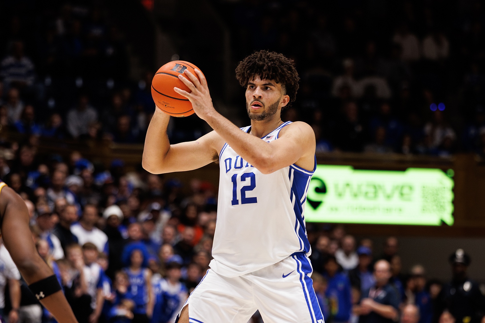 九游娱乐官网-老K教练：卡梅隆·布泽尔在同龄人中遥遥领先 很聪明能抢板会传球